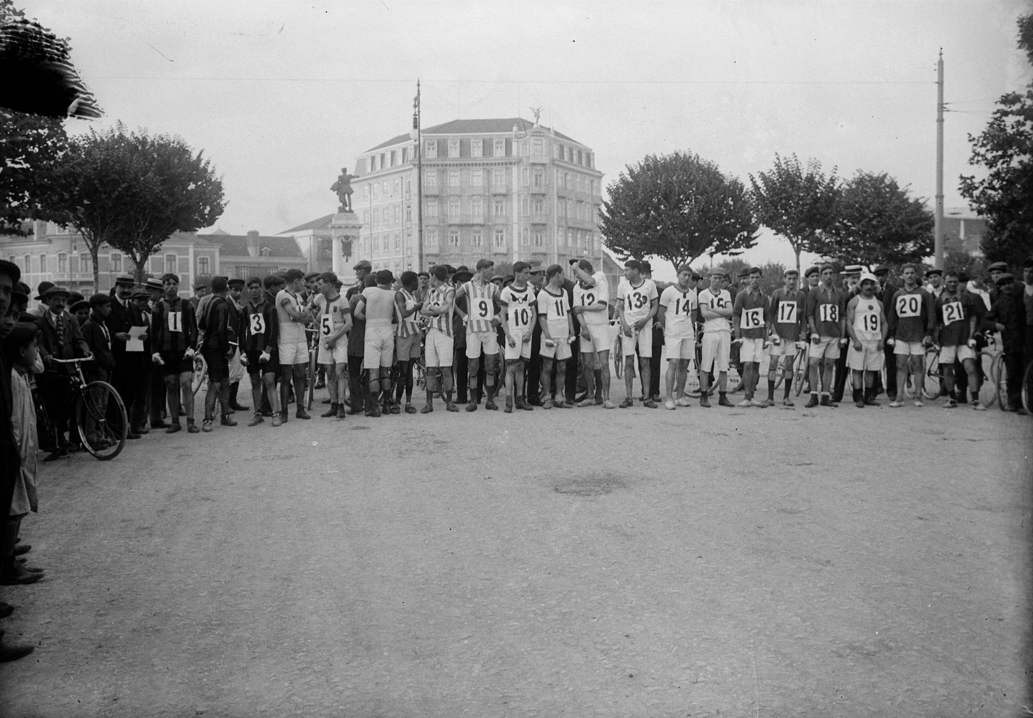 -61852b3bb1816--61852b3bb1817Atleta-Atletismo-Duque de Saldanha_praca, Arroios, Lisboa, Portugal_entre 1911 e 1912.jpg
